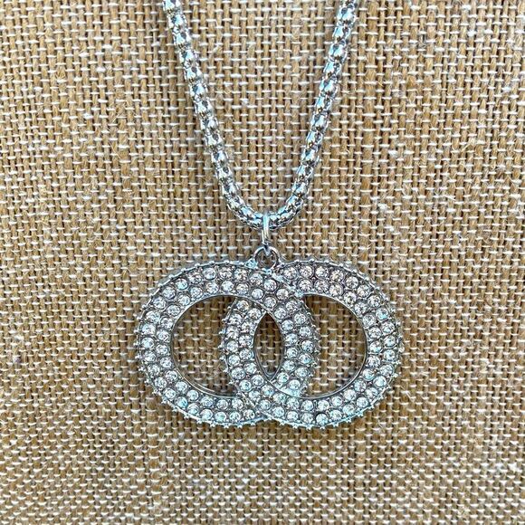 Noir Silver toned Rhinestone Interlocking Circle Necklace. NWT - Picture 1 of 8